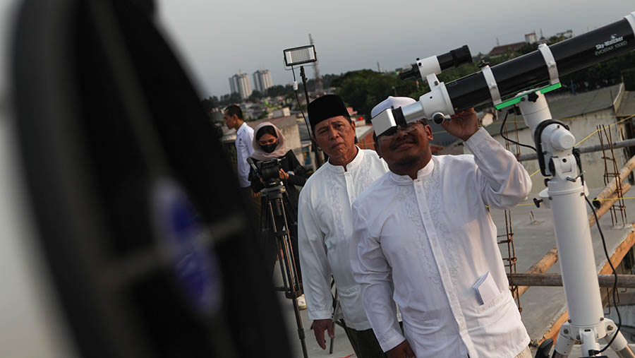 Pemantauan hilal penetapan 1 Ramadan 1444 H di Masjid Al-Musyari'in Basmol, Jakarta, Rabu (22/3/2023). (Bloomberg Technoz/ Andrean Kristianto)