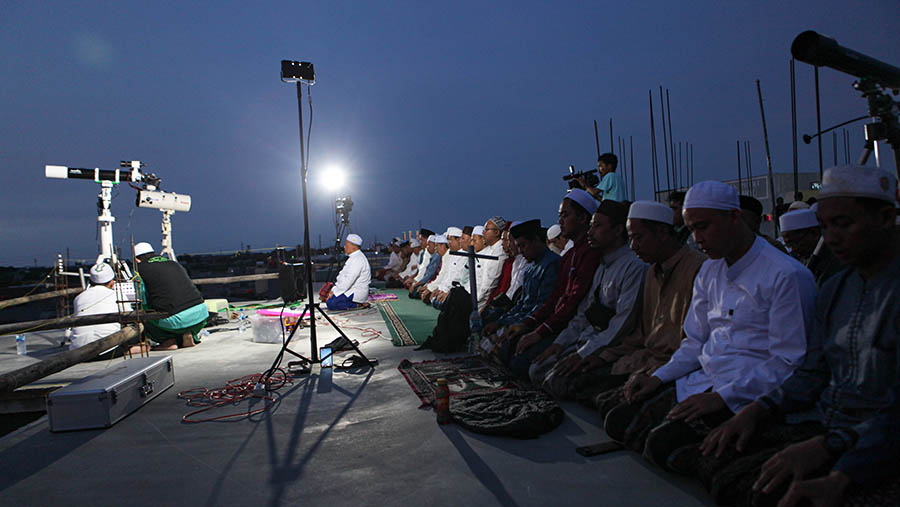 Umat Islam salat maghrib usai pemantauan hilal di Masjid Al-Musyari'in Basmol, Jakarta, Rabu (22/3/2023). (Bloomberg Technoz/ Andrean Kristianto)
