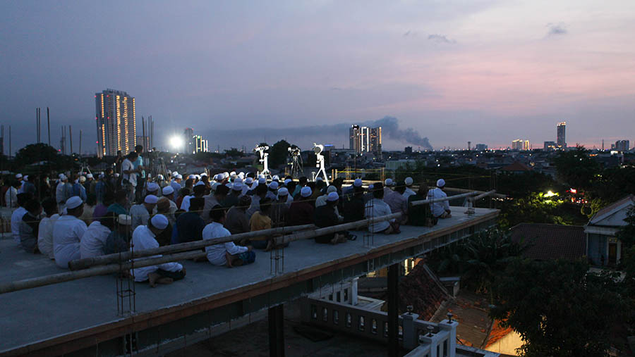 Umat Islam salat maghrib usai pemantauan hilal di Masjid Al-Musyari'in Basmol, Jakarta, Rabu (22/3/2023). (Bloomberg Technoz/ Andrean Kristianto)