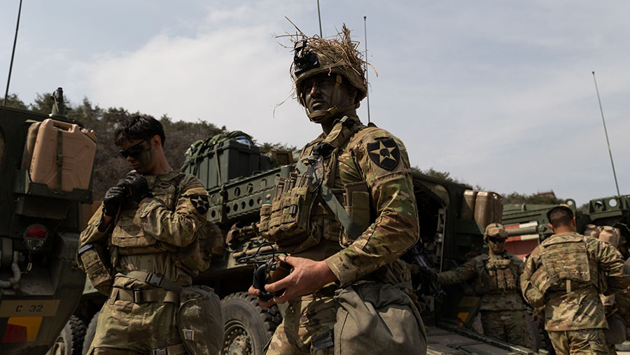 Tentara AS bersiap untuk latihan gabungan dengan Korsel di Rodriguez Range, Pocheon, Korea Selatan, Rabu (22/3/2023). (SeongJoon Cho/Bloomberg)