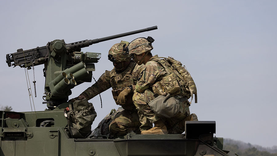 Tentara AS di atas kendaraan lapis baja saat latihan  gabungan di Rodriguez Range, Pocheon, Korea Selatan, Rabu (22/3/2023). (SeongJoon Cho/Bloomberg)