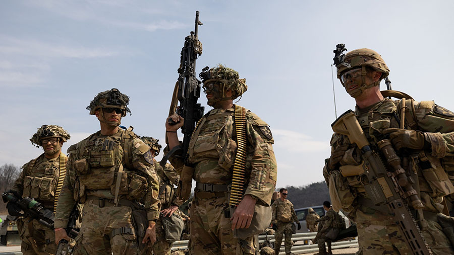 Tentara AS bersiap untuk latihan gabungan dengan Korsel di Rodriguez Range, Pocheon, Korea Selatan, Rabu (22/3/2023). (SeongJoon Cho/Bloomberg)