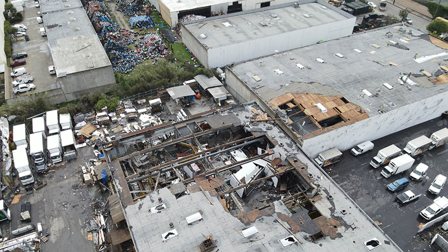 Bangunan rusak setelah tornado melanda di Montebello, California, AS, Kamis (23/3/2023). (David Swanson/Bloomberg)