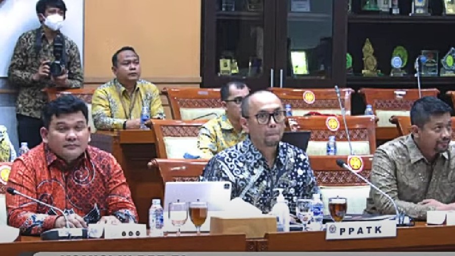 Kepala PPATK  Ivan Yustivandana (tengah) saat rapat di Komisi III DPR (YouTube TV Parlemen)