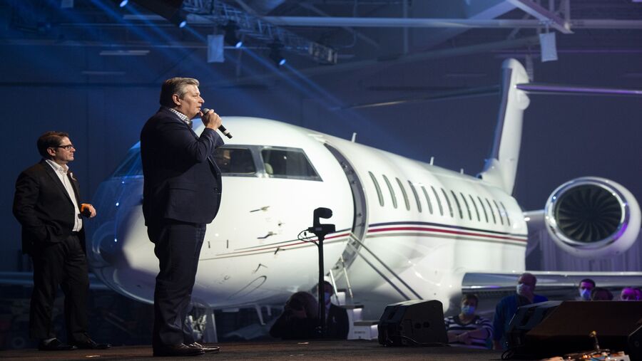 Eric Martel, kiri, pada upacara pengiriman Bombardier Global 7500 pertama NetJets. (Dok: Bloomberg)
