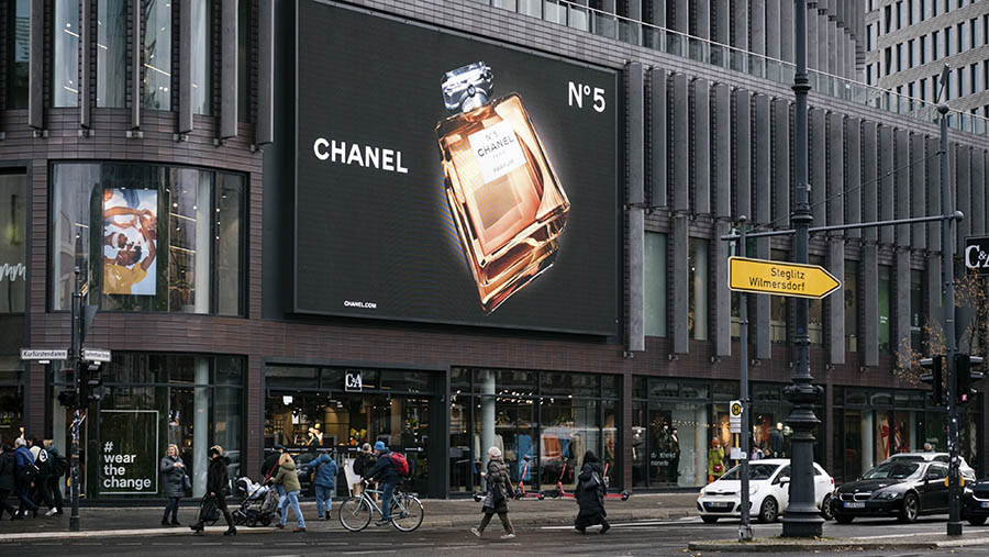 Iklan parfum Chanel di jalan Kurfurstendamm di Berlin, Jerman. (Jacobia Dahm/Bloomberg)