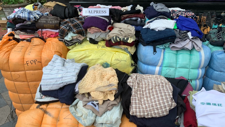Sebagian pakaian bekas ilegal yang diamankan oleh Polda Metro Jaya pada konferensi pers Jumat (24/3/2023). (Bloomberg Technoz/ Tara Marchelin)