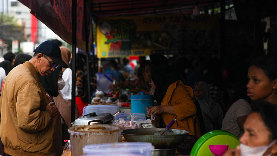 Pembeli memlih makanan di pasar Ramadan Benhil, Jakarta Pusat, Jumat (24/3/2023). (Bloomberg Technoz/ Andrean Kristianto)