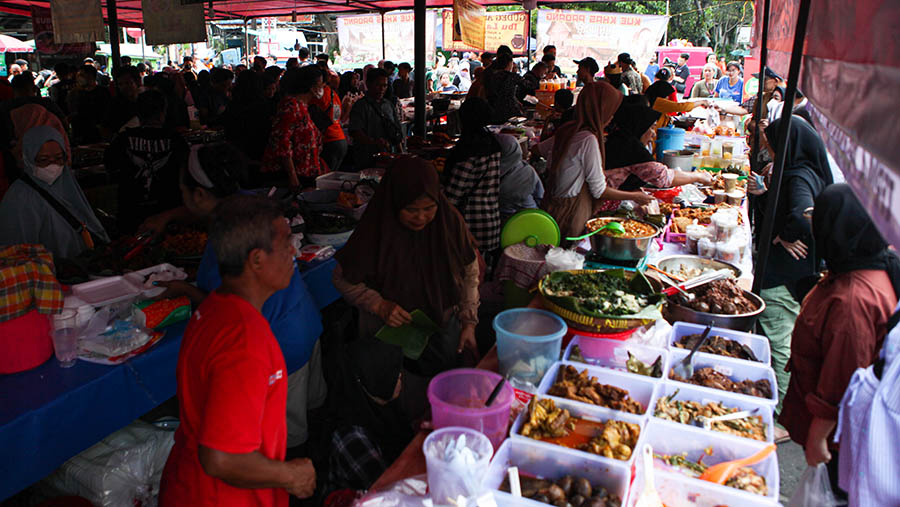 Suasana pasar Ramadan Benhil, Jakarta Pusat, Jumat (24/3/2023). (Bloomberg Technoz/ Andrean Kristianto)