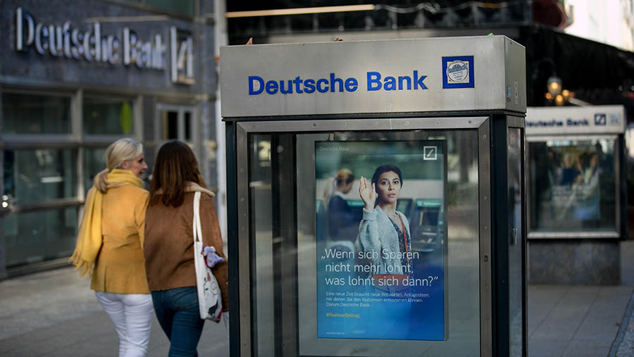 IklanDeutsche Bank AG di luar cabang bank di Kurfurstendamm, Berlin tengah, Jerman. (Krisztian Bocsi/Bloomberg)