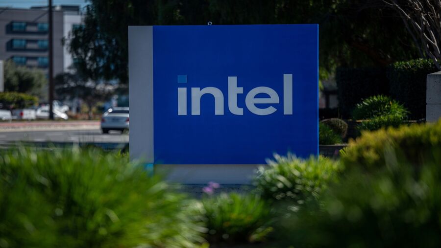 Papan nama di luar kantor pusat Intel di Santa Clara, California, AS, pada Senin, 30 Januari 2023. (David Paul Morris/Bloomberg)