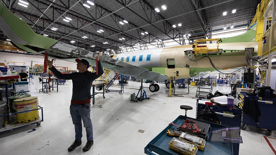 Perakitan pesawat Bombardier Challenger 3500 di fasilitas manufaktur, Dorval, Quebec, Kanada, Kamis (23/3/2023). (Christinne Muschi/Bloomberg)