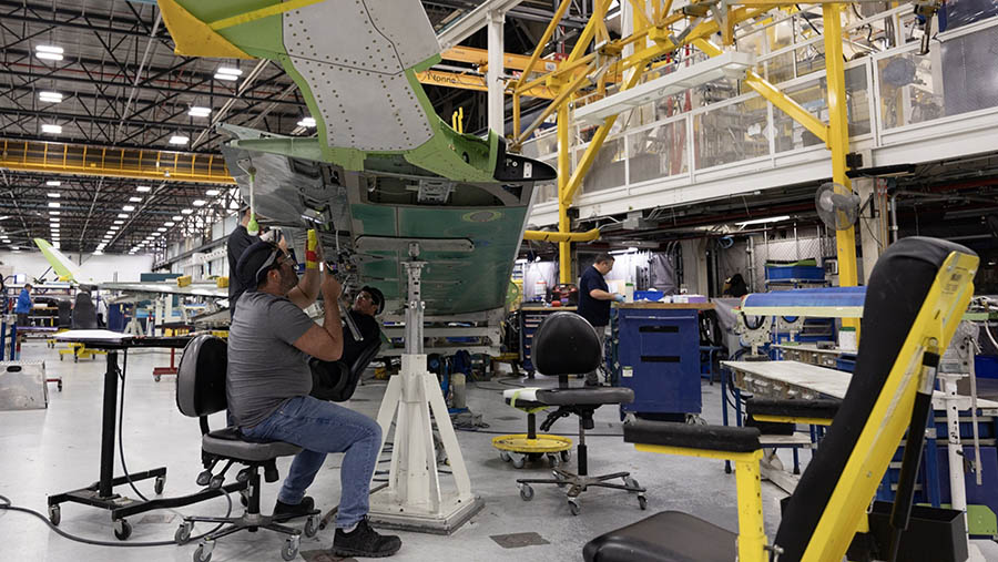 Perakitan pesawat Bombardier Challenger 3500 di fasilitas manufaktur, Dorval, Quebec, Kanada, Kamis (23/3/2023). (Christinne Muschi/Bloomberg)
