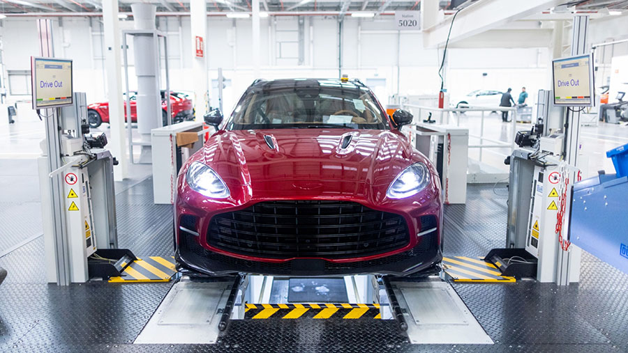 Kehadiran SUV DBX ini mampu meningkatkan penjualan Aston Martin yang sempat merugi. (Chris Ratcliffe/Bloomberg)