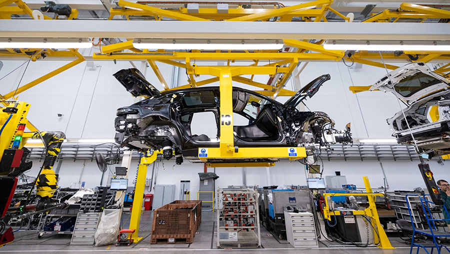 SUV Aston Martin DBX bergerak di jalur perakitan akhir di fasilitas manufaktur di St Athan, Inggris, Kamis (23/3/2023).  (Chris Ratcliffe/Bloomberg)