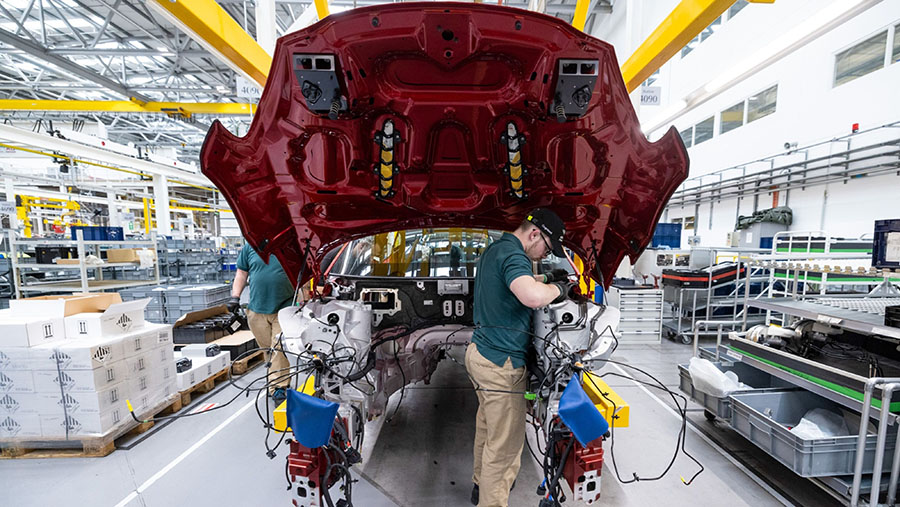 Karyawan menyelesaikan perakitan SUV Aston Martin DBX di fasilitas manufaktur di St Athan, Inggris, Kamis (23/3/2023).(Chris Ratcliffe/Bloomberg)