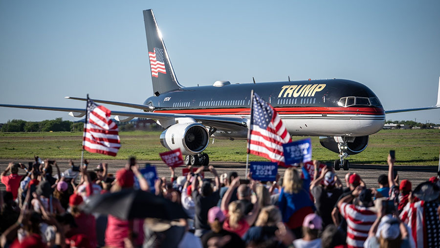 Pesawat mantan Presiden AS Donald Trump tiba di sebuah acara kampanye di Waco, Texas, AS Sabtu (25/3/2023). (Sergio Flores/Bloomberg)