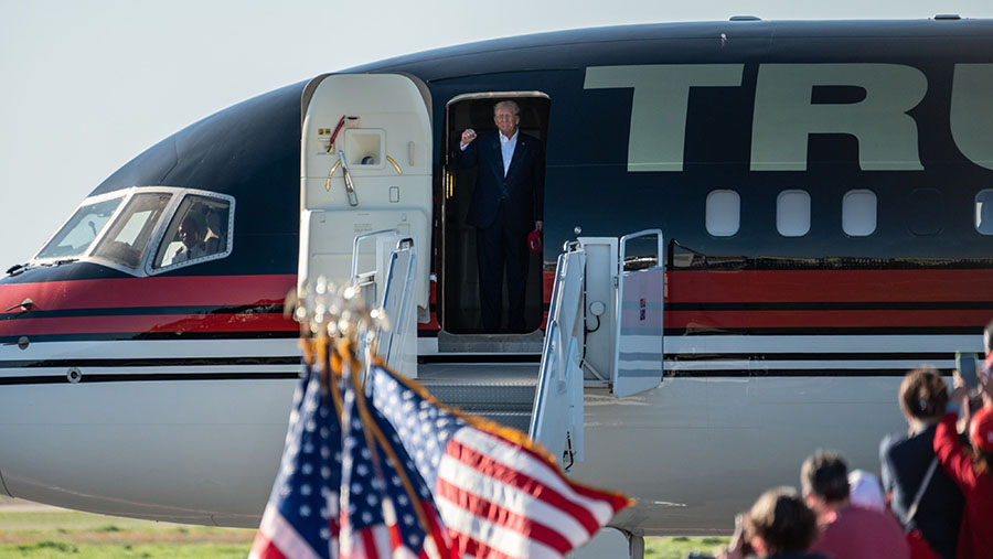 Ini pertemuan kampanye pertama Trump untuk pemilihan presiden tahun 2024, yang diadakan di bandara regional kota tersebut. (Sergio Flores/Bloomberg)