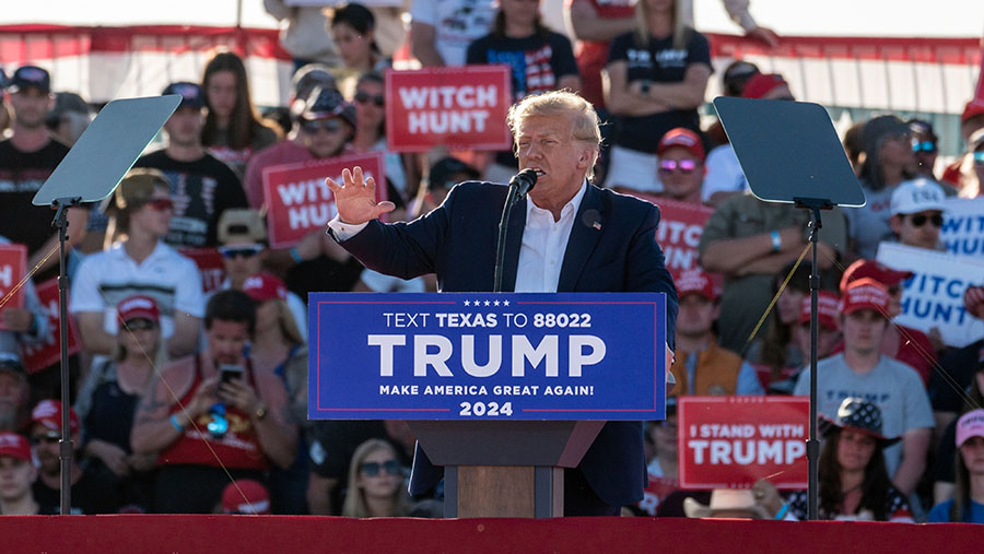 Mantan Presiden AS Donald Trump berbicara pada acara kampanye di Waco, Texas, AS Sabtu (25/3/2023). (Sergio Flores/Bloomberg)