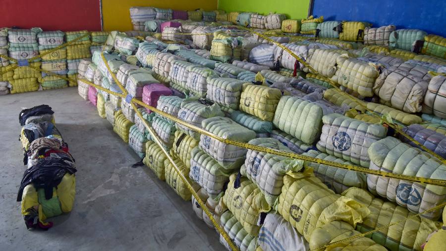 Penyitaan ballpress pakaian bekas impor oleh Kementerian Perdagangan. (Dok Kemendag.go.id)