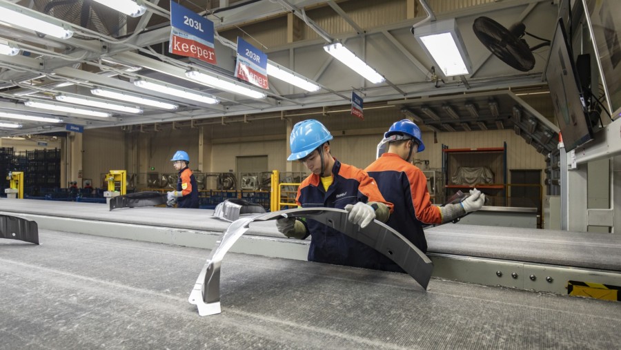 Ilustrasi pekerja China bekerja di pabrik (Qilai Shen/Bloomberg)