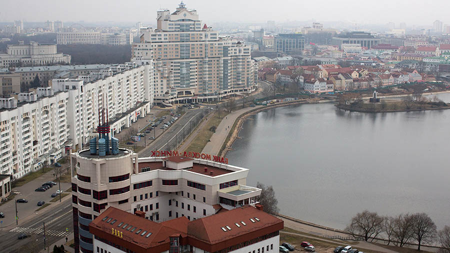 Bangunan perumahan dan komersial berdiri di samping danau di Sungai Svislach di Minsk, Belarusia, Rabu (15/3/2023). (Andrey Rudakov/Bloomberg)