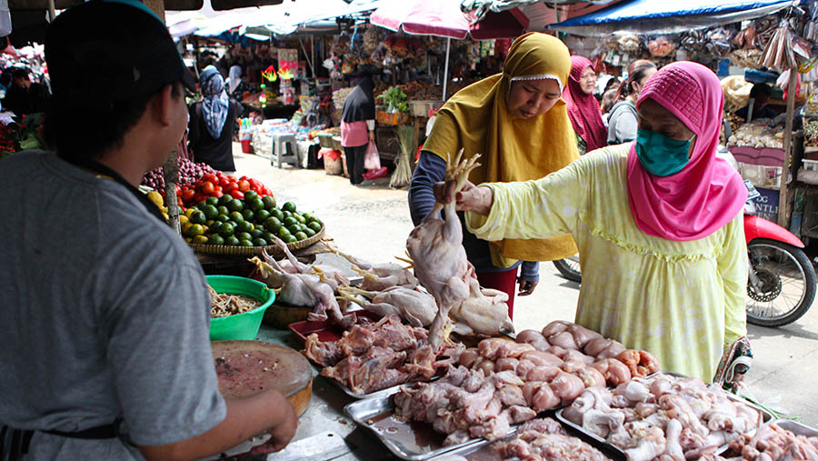 Pedagang ayam melayani pembeli di Pasar Kebayoran Lama, Jakarta, Senin (27/3/2023). (Bloomberg Technoz/ Andrean Kristianto)
