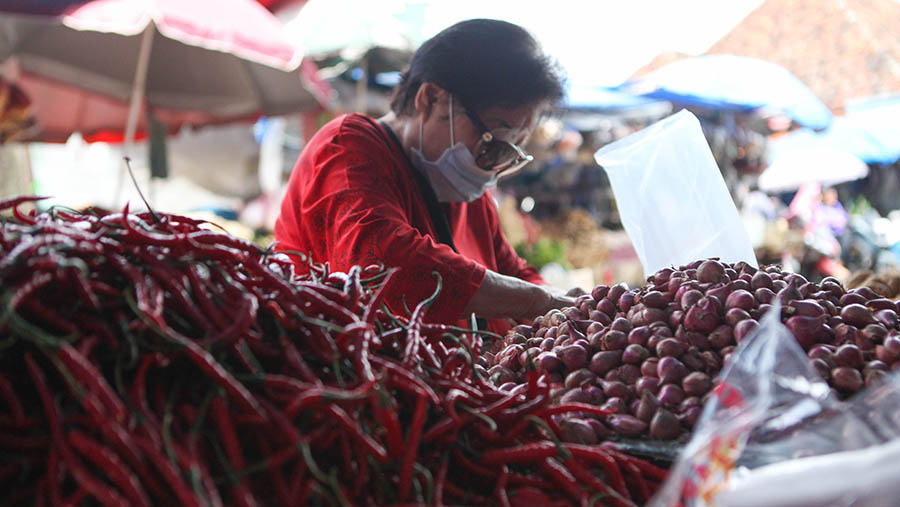 Sejumlah bahan pokok pada bulan Ramadan mengalami kenaikan. (Bloomberg Technoz/ Andrean Kristianto)