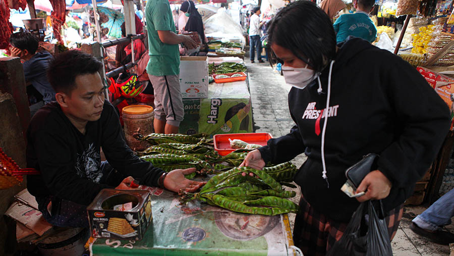 Harga petai pada bulan Ramadan juga mengalami kenaikan. (Bloomberg Technoz/ Andrean Kristianto)