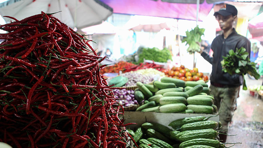 Pembeli sayur berbelanja di Pasar Kebayoran Lama, Jakarta, Senin (27/3/2023). (Bloomberg Technoz/ Andrean Kristianto)