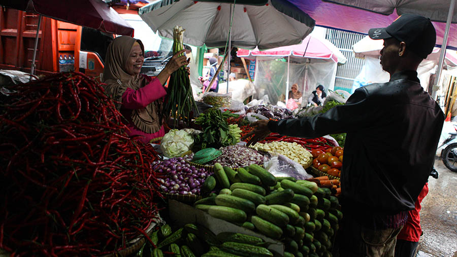 Pembeli sayur berbelanja di Pasar Kebayoran Lama, Jakarta, Senin (27/3/2023). (Bloomberg Technoz/ Andrean Kristianto)