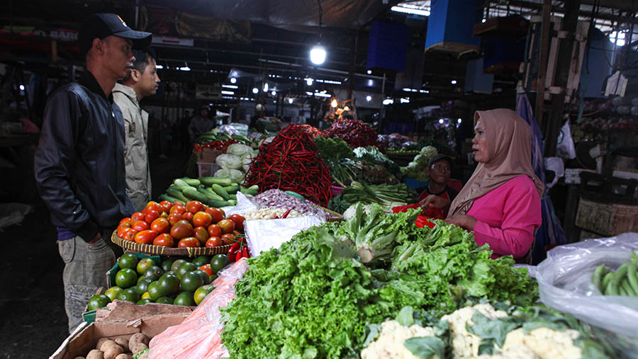 Pembeli sayur berbelanja di Pasar Kebayoran Lama, Jakarta, Senin (27/3/2023). (Bloomberg Technoz/ Andrean Kristianto)