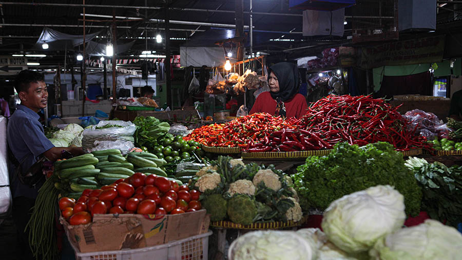 Pembeli cabai  berbelanja di Pasar Kebayoran Lama, Jakarta, Senin (27/3/2023). (Bloomberg Technoz/ Andrean Kristianto)