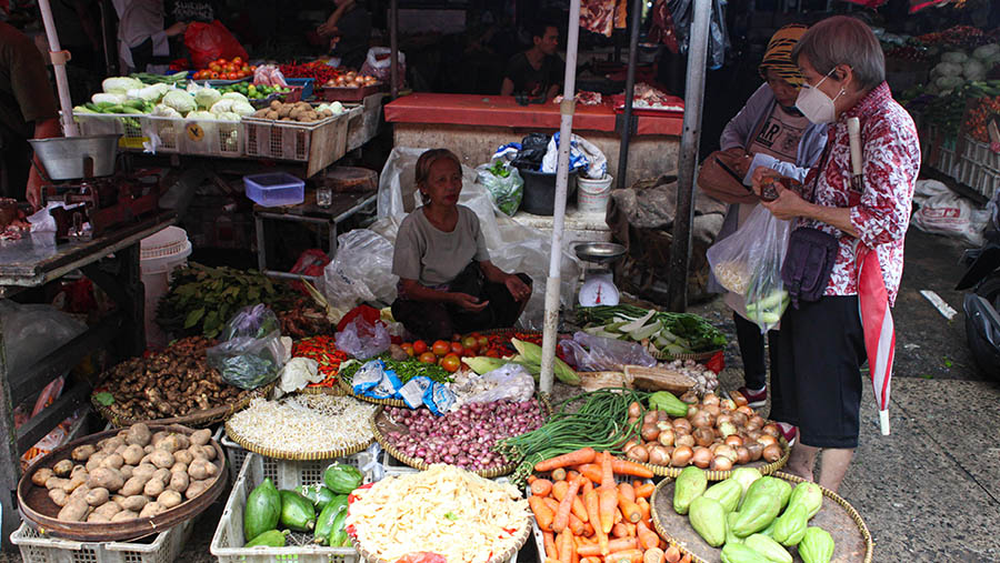 Pembeli berbelanja di Pasar Kebayoran Lama, Jakarta, Senin (27/3/2023). (Bloomberg Technoz/ Andrean Kristianto)