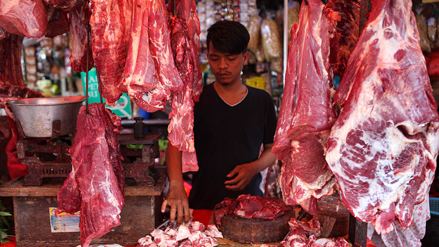 Pembeli daging sapi menunggu pembeli di Pasar Kebayoran Lama, Jakarta, Senin (27/3/2023). (Bloomberg Technoz/ Andrean Kristianto)