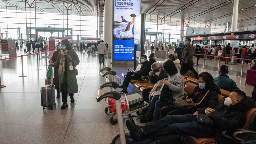 Wisatawan di Bandara Internasional Ibukota Beijing. (Sumber Bloomberg)