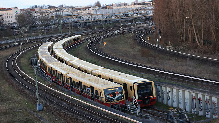 Kereta jarak jauh, regional, dan lokal yang dioperasikan oleh Deutsche Bahn dan kereta api lainnya juga berhenti. (Krisztian Bocsi/Bloomberg)