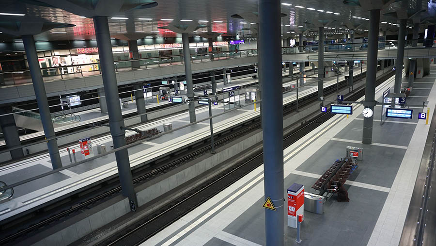 Suasana sepi stasiun pusat Berlin saat pemogokan oleh pekerja layanan publik di Berlin, Jerman, Senin (27/3/2023). (Krisztian Bocsi/Bloomberg)