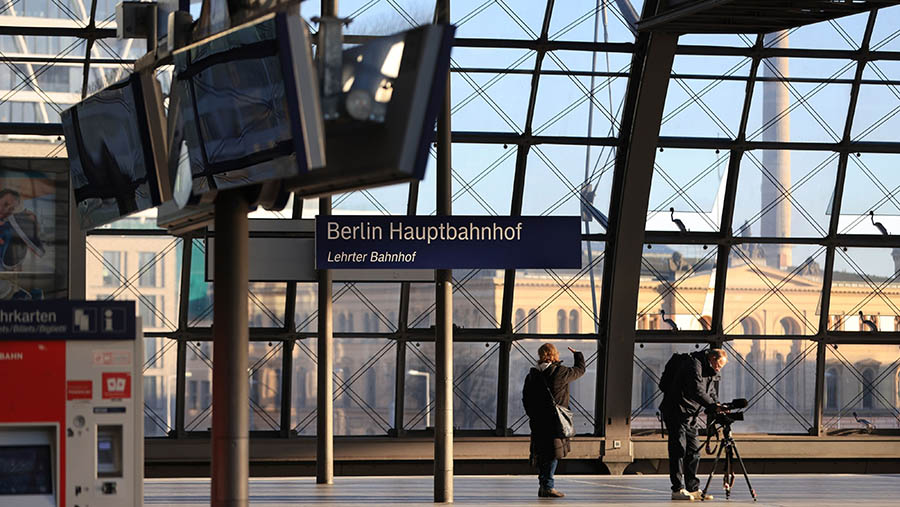 Pelayanan udara dan kereta api Jerman lumpuh akibat aksi mogok para pekerja. (Krisztian Bocsi/Bloomberg)