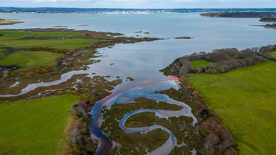 Penghalang dipasang menyusul kebocoran minyak dari Teluk Ower ke Pelabuhan Poole di Poole, Inggris, Senin (27/3/2023). (Chris J. Ratcliffe/Bloomberg)