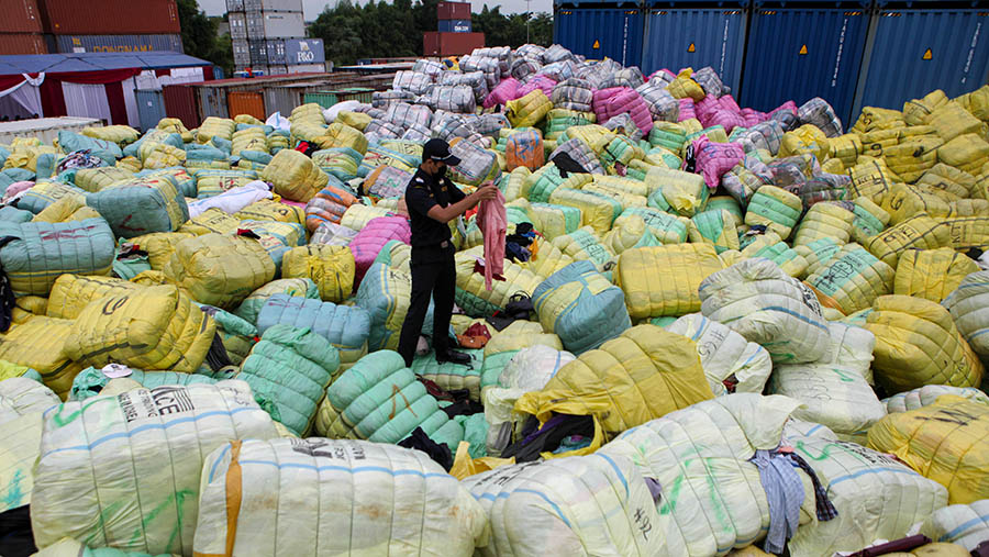 Penyitaan pakaian bekas impor di Penimbunan Pabean Dirjen Bea & Cukai, Cikarang, Bekasi, Selasa (28/3/2023). (Bloomberg Technoz/ Andrean Kristianto)