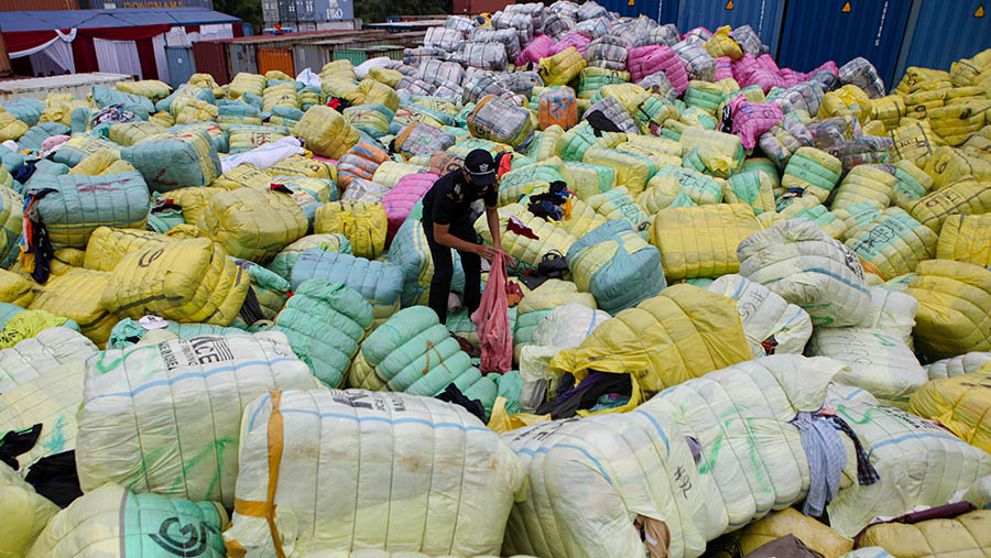 Penyitaan pakaian bekas impor di Penimbunan Pabean Dirjen Bea & Cukai, Cikarang, Bekasi, Selasa (28/3/2023). (Bloomberg Technoz/ Andrean Kristianto)