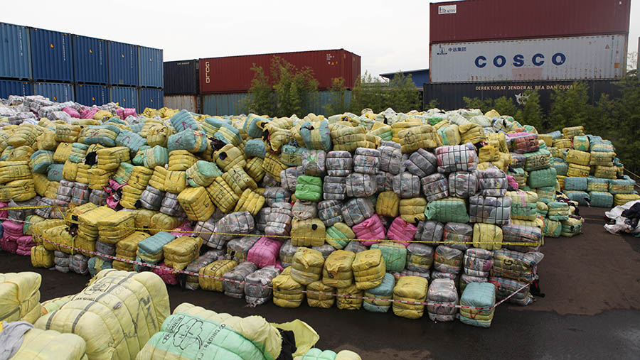 Penyitaan pakaian bekas impor di Penimbunan Pabean Dirjen Bea & Cukai, Cikarang, Bekasi, Selasa (28/3/2023). (Bloomberg Technoz/ Andrean Kristianto)
