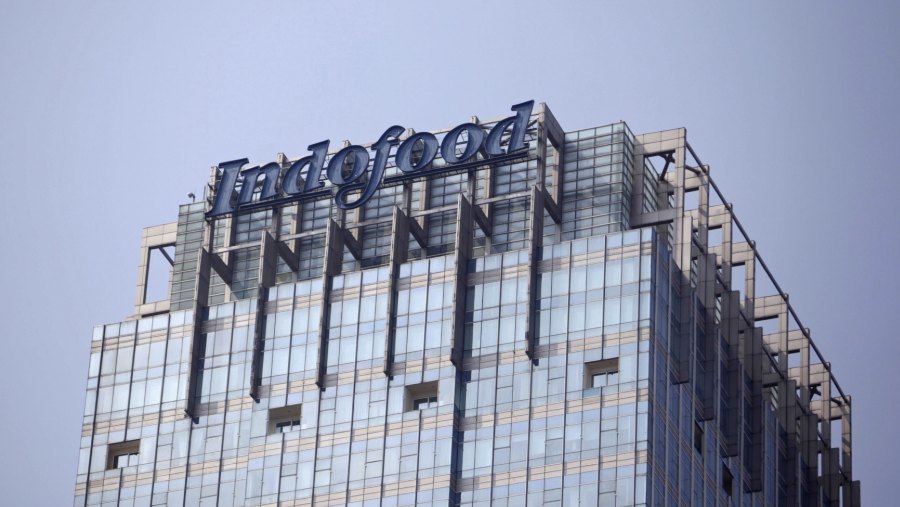 Papan nama gedung perkantoran Indofood. (Dok Dimas Ardian/Bloomberg)