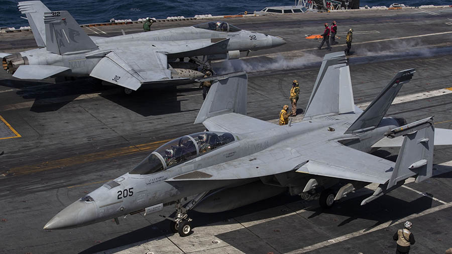 F-18 Super Hornet AS di dek Kapal Induk USS Nimitz di lepas pantai Busan, Korea Selatan, Senin (27/3/2023). (Lee Young-ho/Sipa/Bloomberg)