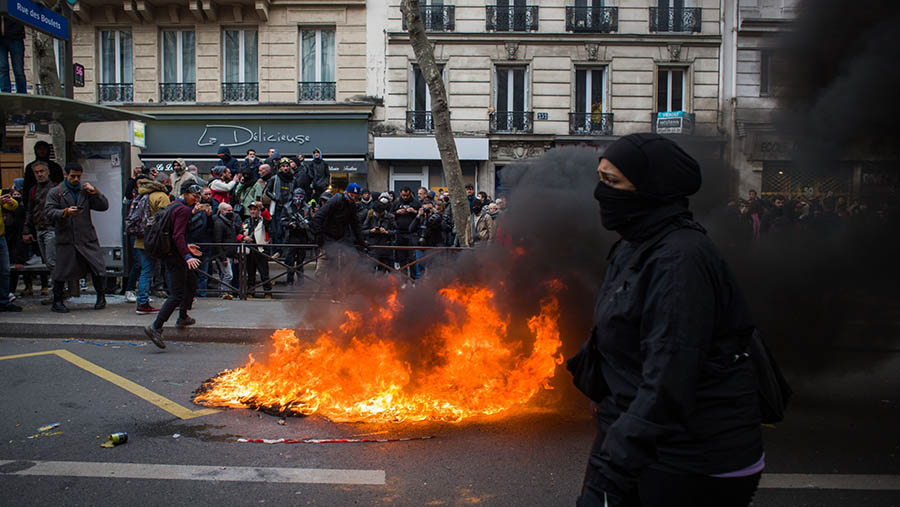 Aksi bakar dan vandalisme warnai aksi unjuk rasa yang berakhir bentrok tersebut. (Nathan Laine/Bloomberg)