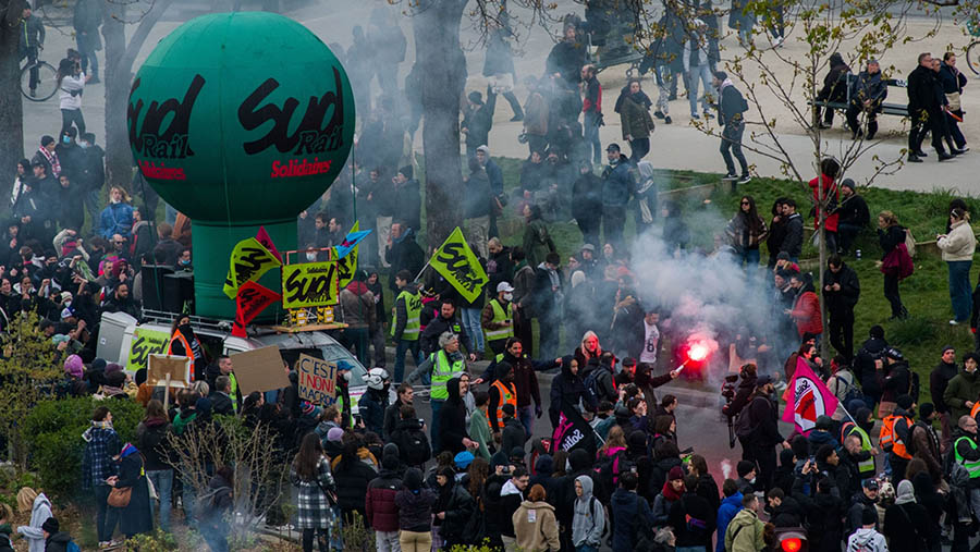 Organisasi buruh menyalahkan pemerintah atas situasi yang semakin memanas ini. (Nathan Laine/Bloomberg)