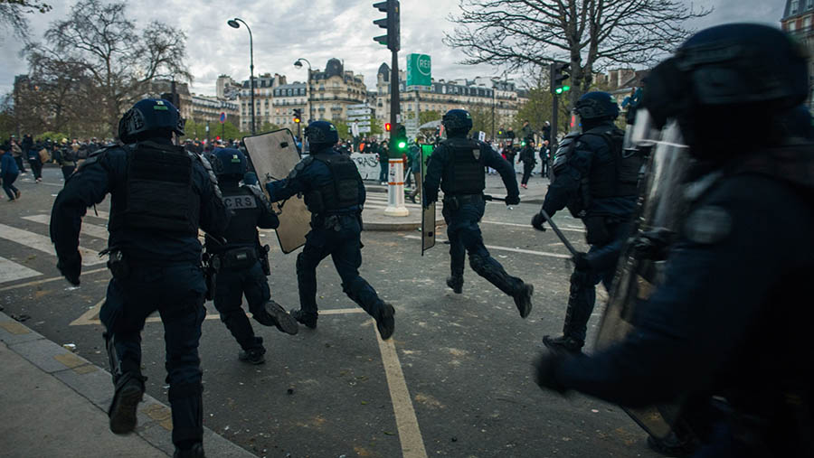 Demo tersebut berakhir bentrokan antara polisi huru hara dengan massa aksi. (Nathan Laine/Bloomberg)