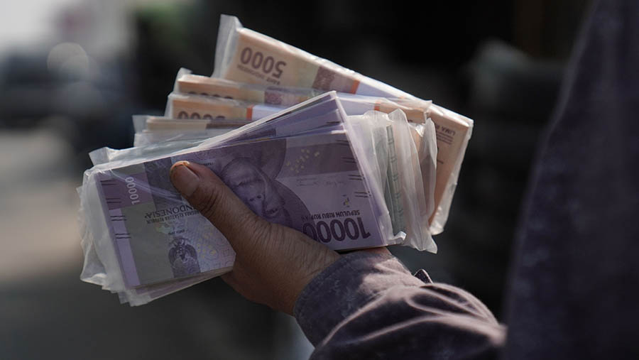 Ilustrasi penukaran uang jelang Idul Fitri. (Dimas Ardian/Bloomberg)