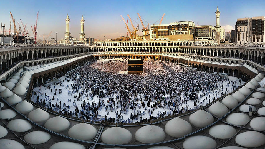 Umat muslim melaksanakan ibadah umrah di Arab Saudi. (Foto olehShahbaz Hussain Shah via pexels)